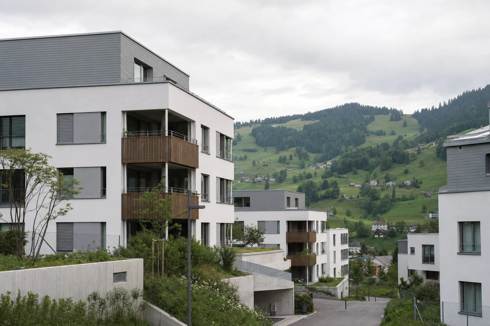 Moderne Mehrfamilienhäuser in einer Gemeinde im Zürcher Oberland
